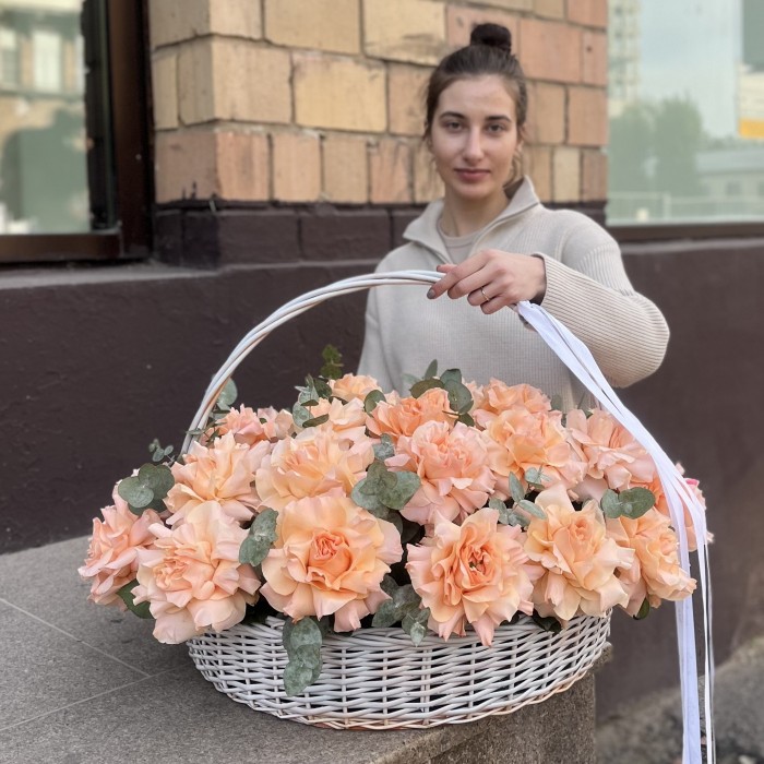 25 пышных абрикосовых роз Принцес Краун с эвкалиптом в корзине