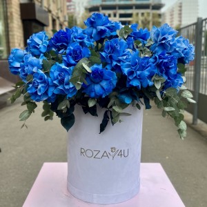 25 пышных голубых роз с эвкалиптом в коробке