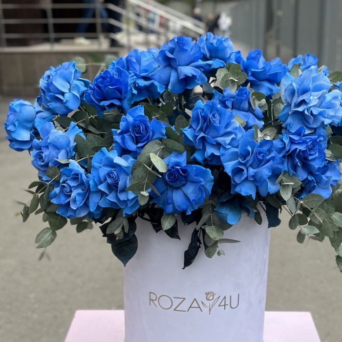 25 пышных голубых роз с эвкалиптом в коробке