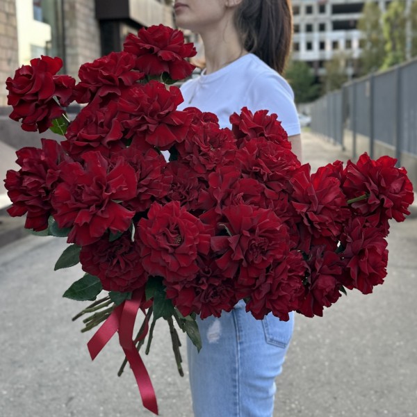 25 пышных красных роз Хартс