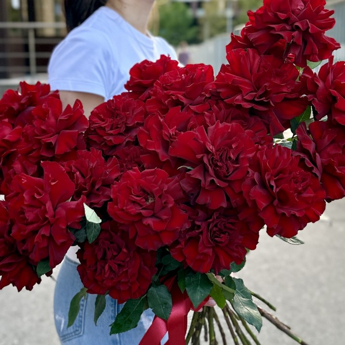 25 пышных красных роз Хартс