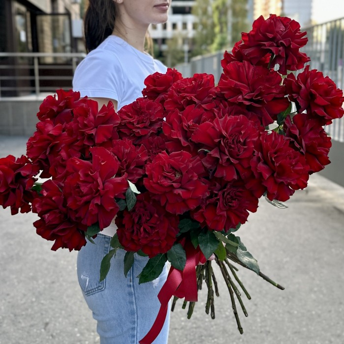 25 пышных красных роз Хартс