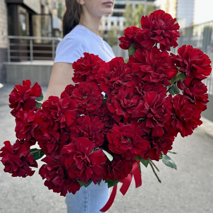 25 пышных красных роз Хартс