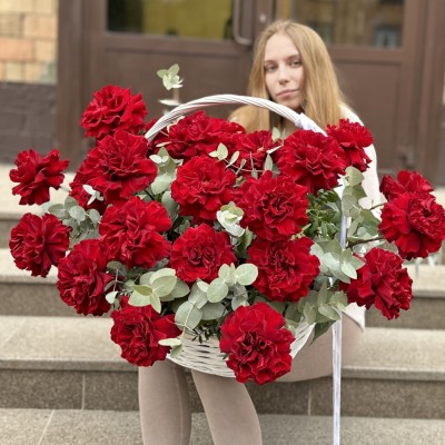 25 пышных красных роз Хартс в корзине