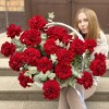 25 пышных красных роз Хартс в корзине
