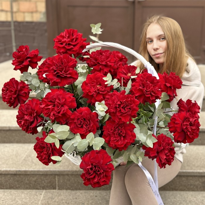 25 пышных красных роз Хартс в корзине