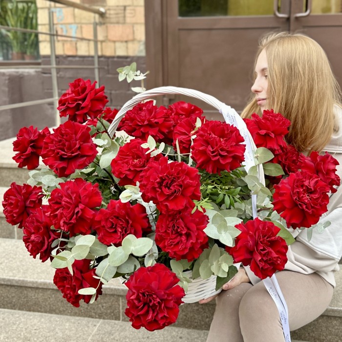 25 пышных красных роз Хартс в корзине