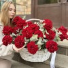25 пышных красных роз Хартс в корзине