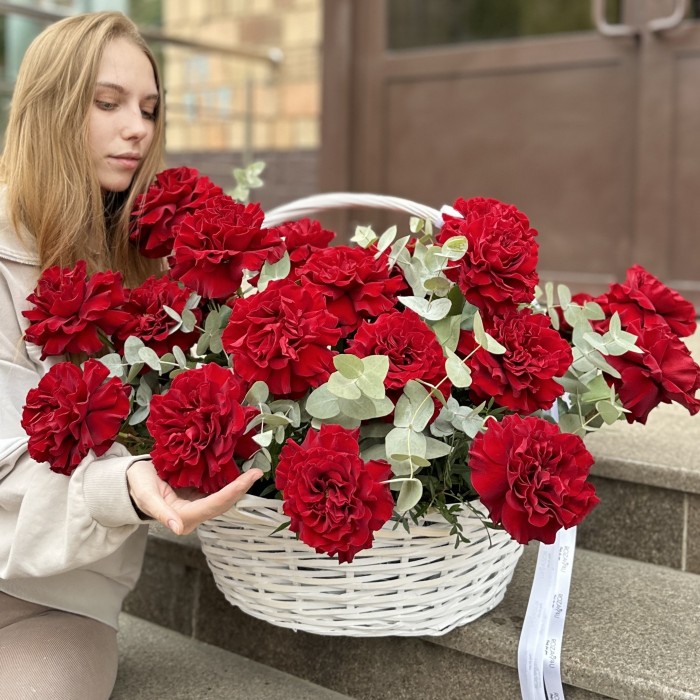 25 пышных красных роз Хартс в корзине