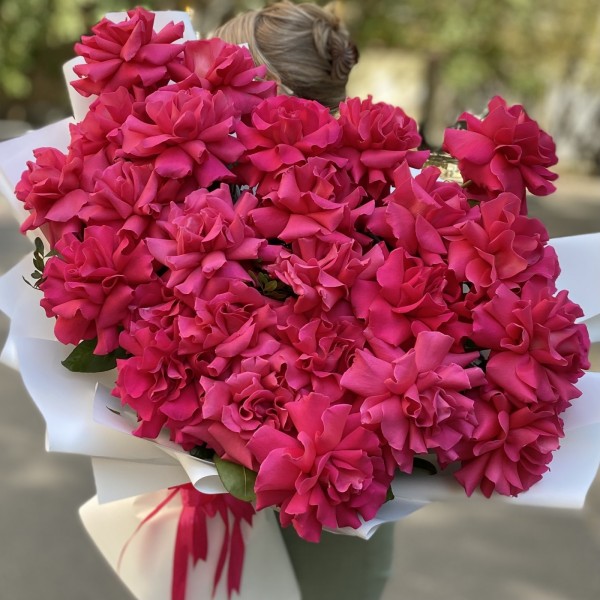 25 пышных малиновых роз Пинк Флойд