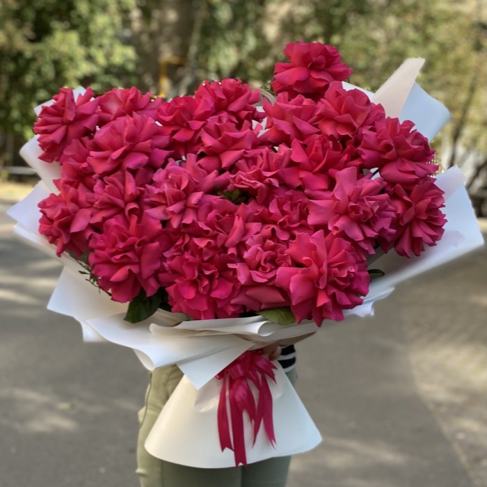 25 пышных малиновых роз Пинк Флойд