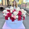 25 пышных малиновых роз и гвоздики с мишками в коробке