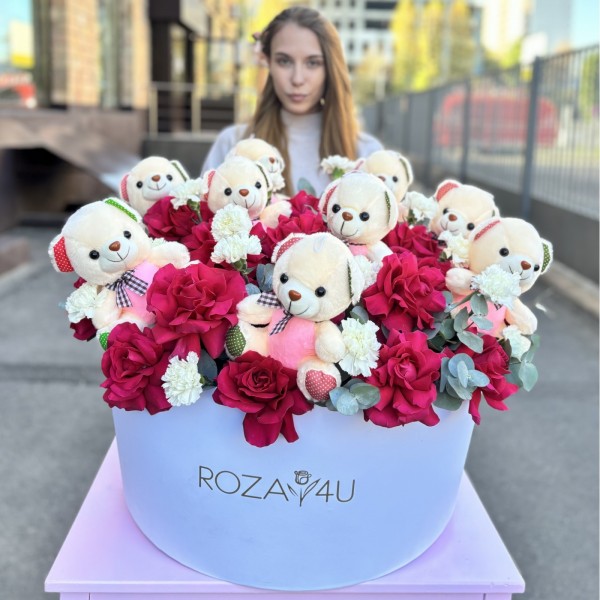 25 пышных малиновых роз и гвоздики с мишками в коробке