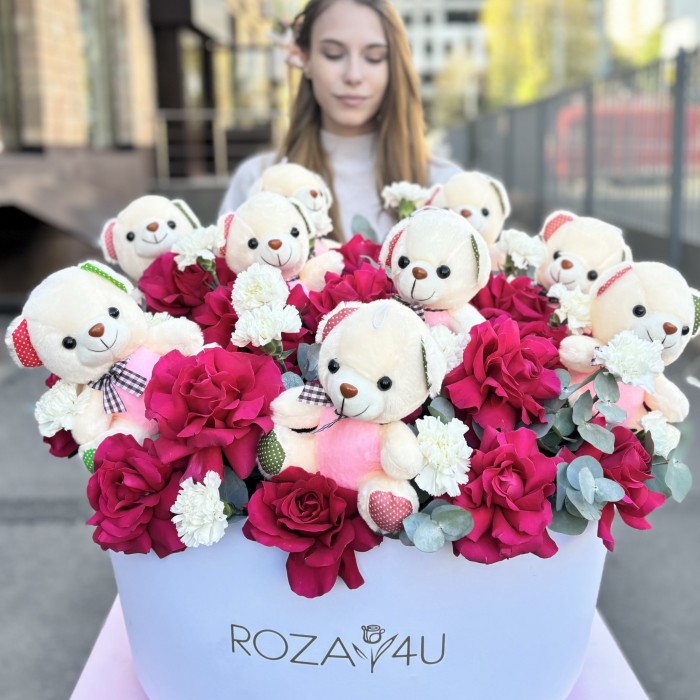 25 пышных малиновых роз и гвоздики с мишками в коробке