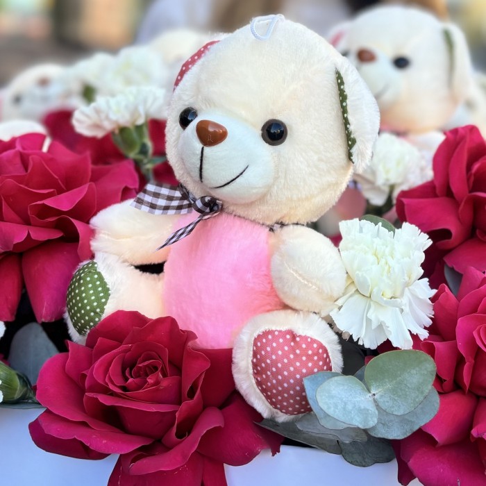 25 пышных малиновых роз и гвоздики с мишками в коробке