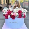 25 пышных малиновых роз и гвоздики с мишками в коробке