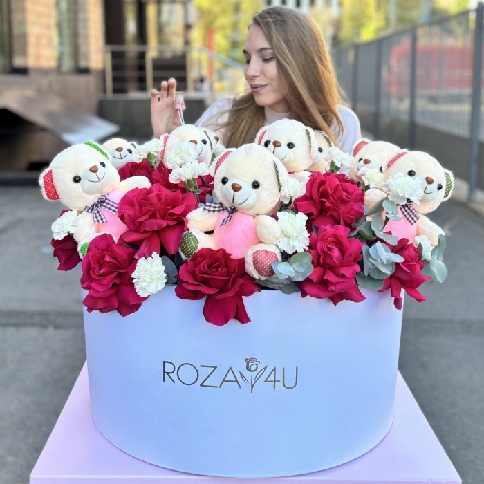 25 пышных малиновых роз и гвоздики с мишками в коробке