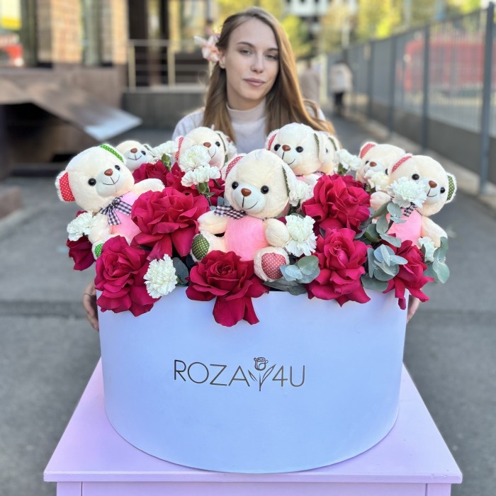 25 пышных малиновых роз и гвоздики с мишками в коробке