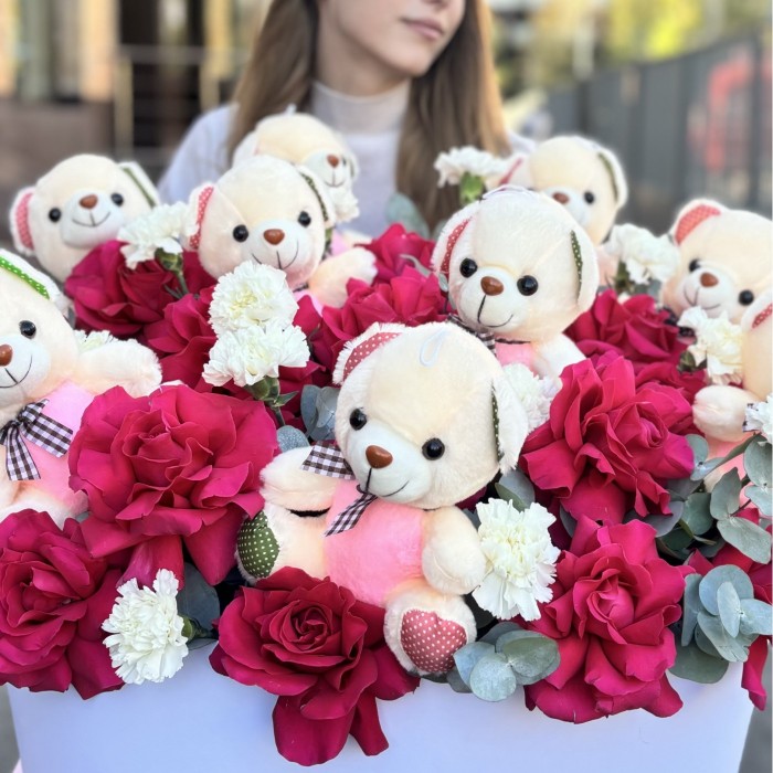 25 пышных малиновых роз и гвоздики с мишками в коробке