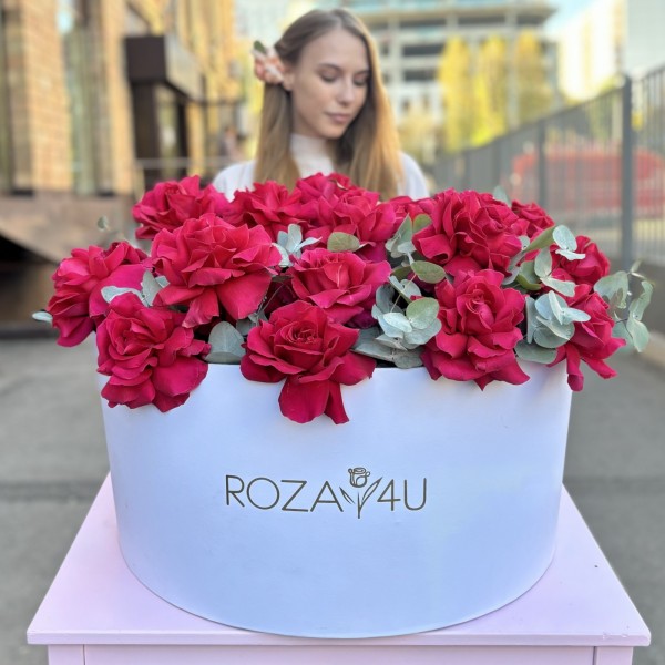 25 пышных малиновых роз с эвкалиптом в белой коробке