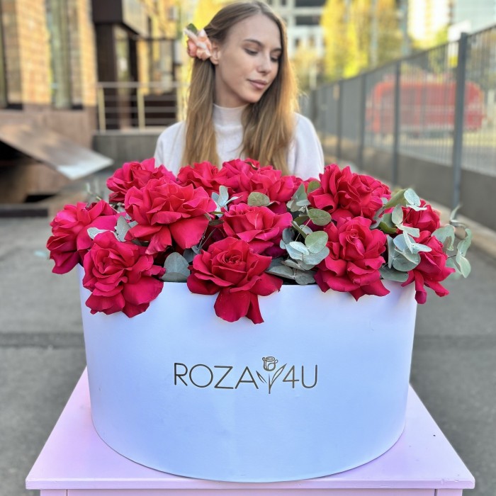 25 пышных малиновых роз с эвкалиптом в белой коробке