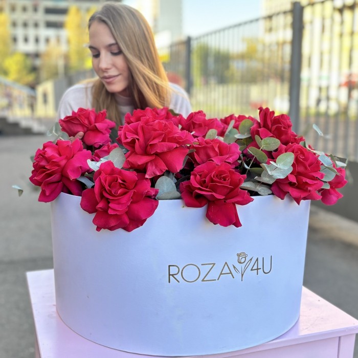 25 пышных малиновых роз с эвкалиптом в белой коробке