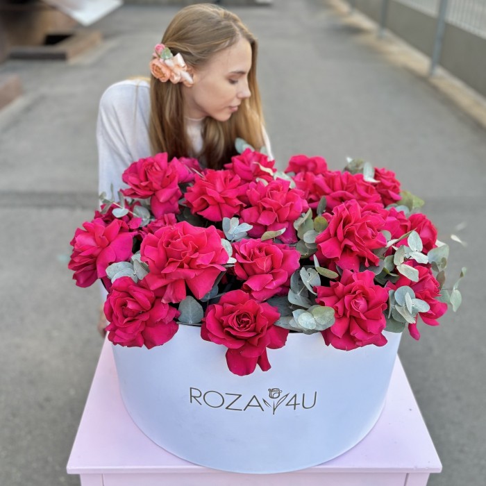 25 пышных малиновых роз с эвкалиптом в белой коробке