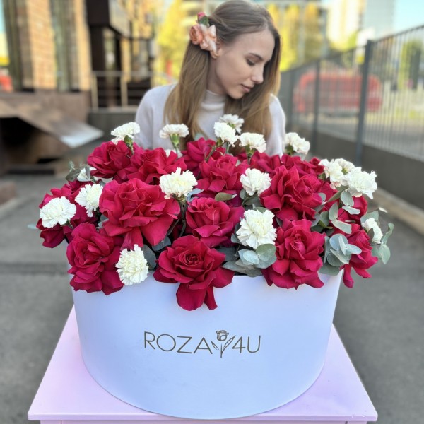 25 пышных малиновых роз с гвоздикой в коробке