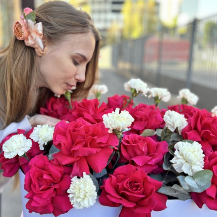 25 пышных малиновых роз с гвоздикой в коробке