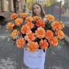 25 пышных роз Фри Спирит с эвкалиптом в бархатной коробке