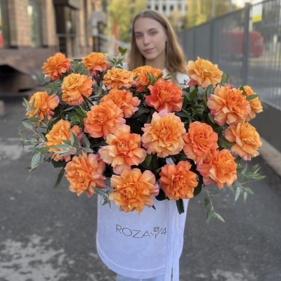 25 пышных роз Фри Спирит с эвкалиптом в бархатной коробке