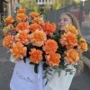 25 пышных роз Фри Спирит с эвкалиптом в бархатной коробке