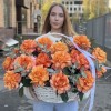 25 пышных роз Фри Спирит с эвкалиптом в корзине