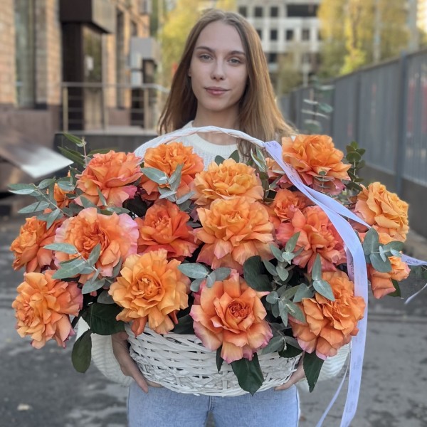 25 пышных роз Фри Спирит с эвкалиптом в корзине