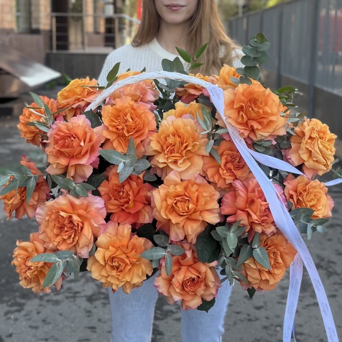 25 пышных роз Фри Спирит с эвкалиптом в корзине