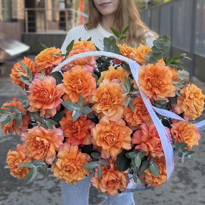 25 пышных роз Фри Спирит с эвкалиптом в корзине