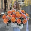 25 пышных роз Фри Спирит с эвкалиптом в корзине