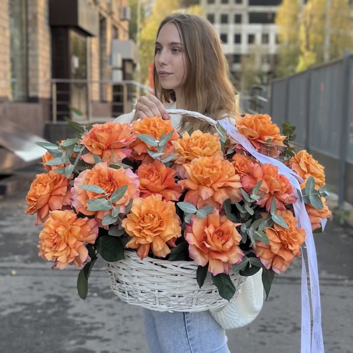 25 пышных роз Фри Спирит с эвкалиптом в корзине