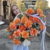 25 пышных роз Фри Спирит с эвкалиптом в корзине