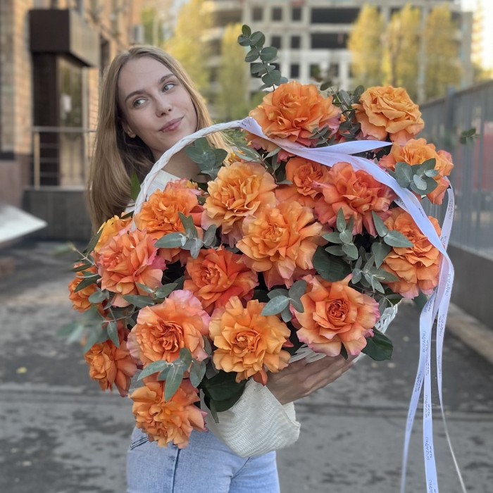 25 пышных роз Фри Спирит с эвкалиптом в корзине