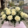 25 пышных роз Мондиаль с эвкалиптом в корзине