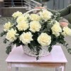 25 пышных роз Мондиаль с эвкалиптом в корзине
