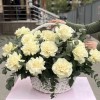 25 пышных роз Мондиаль с эвкалиптом в корзине