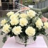 25 пышных роз Мондиаль с эвкалиптом в корзине