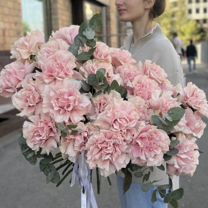 25 пышных роз Пинк Мондиаль с эвкалиптом