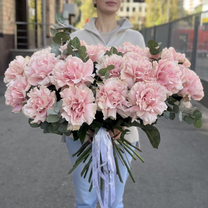 25 пышных роз Пинк Мондиаль с эвкалиптом