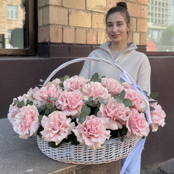25 пышных роз Пинк Мондиаль с эвкалиптом в корзине