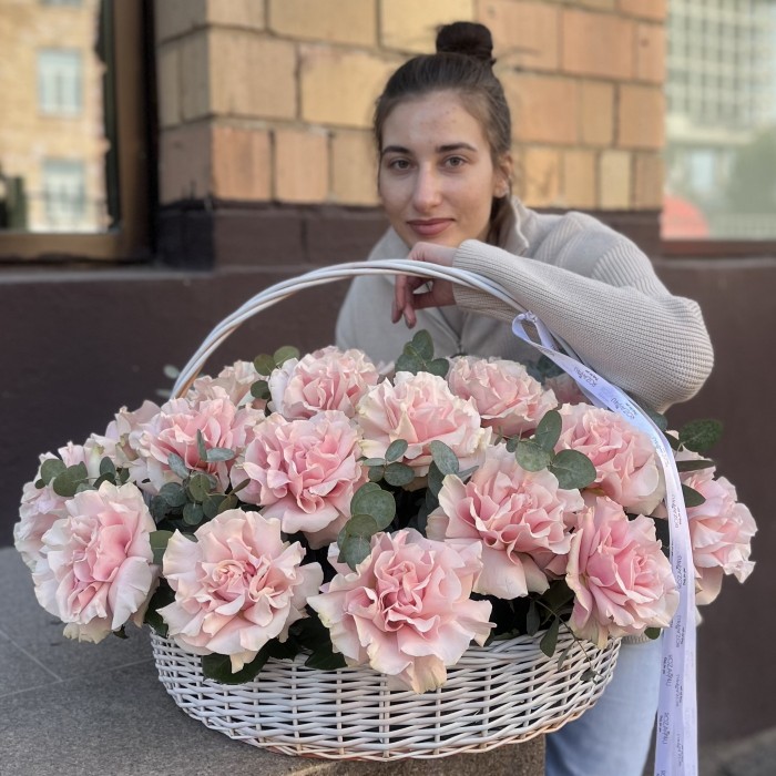 25 пышных роз Пинк Мондиаль с эвкалиптом в корзине