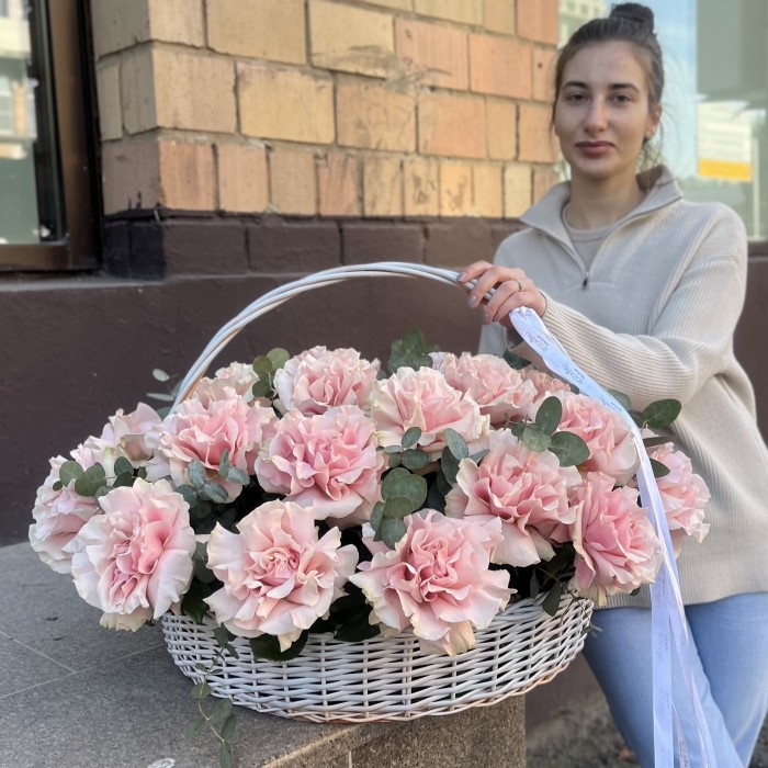 25 пышных роз Пинк Мондиаль с эвкалиптом в корзине