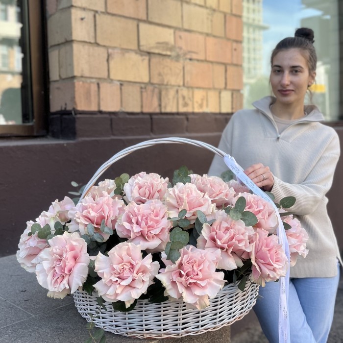 25 пышных роз Пинк Мондиаль с эвкалиптом в корзине